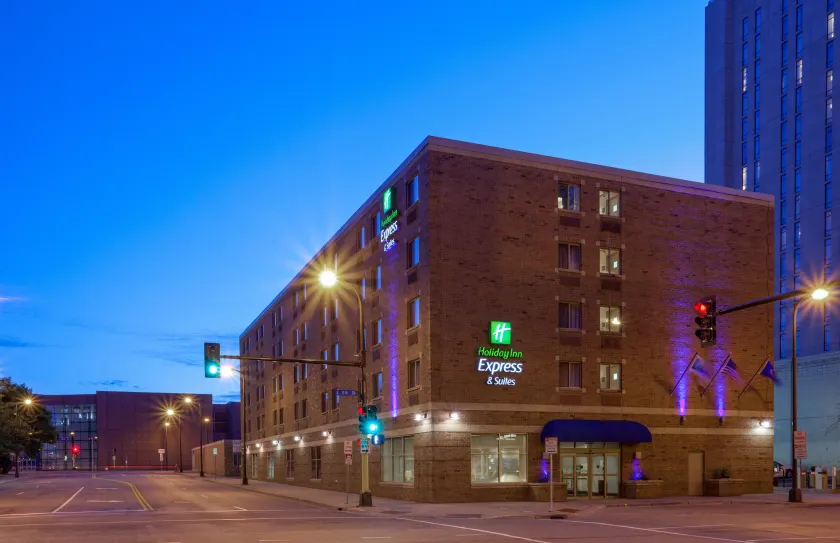 Holiday Inn Express Hotel & Suites Minneapolis-Downtown Convention Center by IHG - Image 1