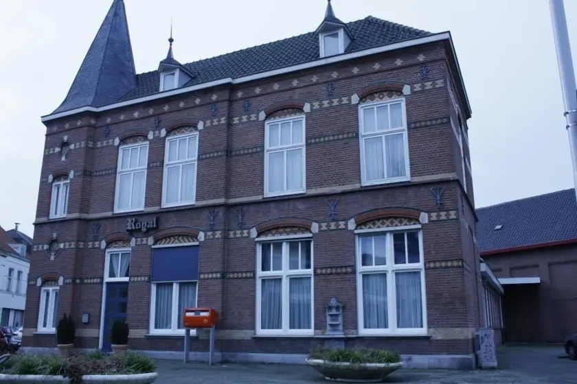 Hotel & Appartementen Royal - Image 1