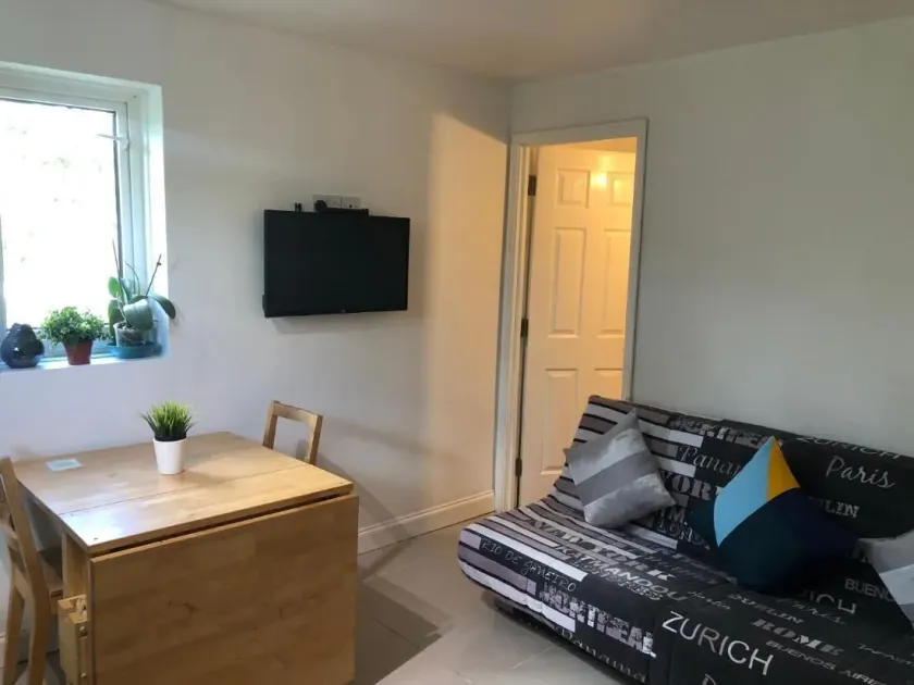 Small Modern Comfortable 2 Bedroom Apartment - cmyr - Image 1