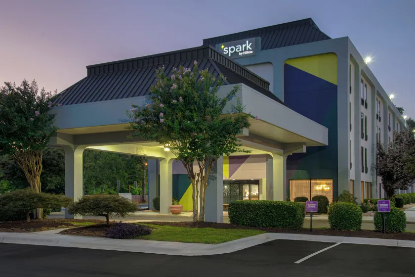 CLT Airport Inn & Suites - Image 1