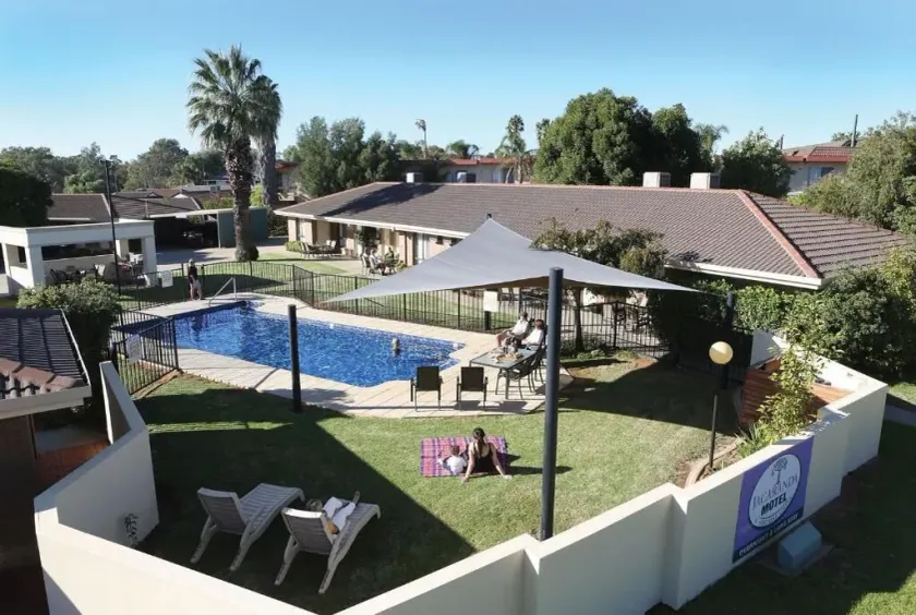 Jacaranda Apartments - Image 1