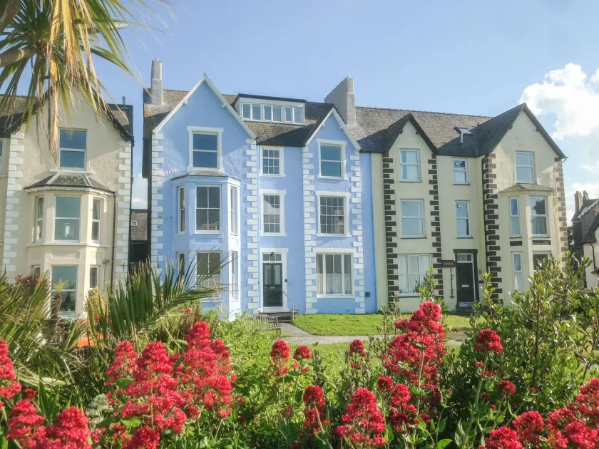 Sea View Apartment - Image 1