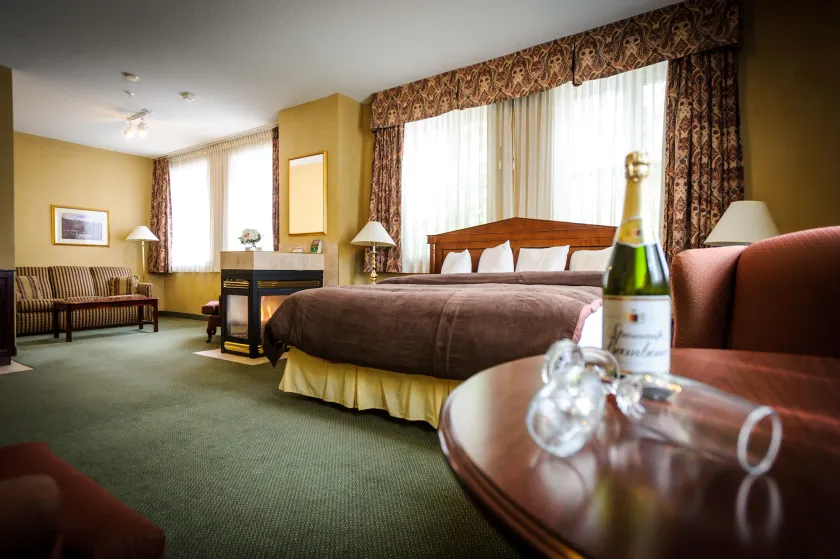 Peterborough Inn & Suites Hotel - Image 1
