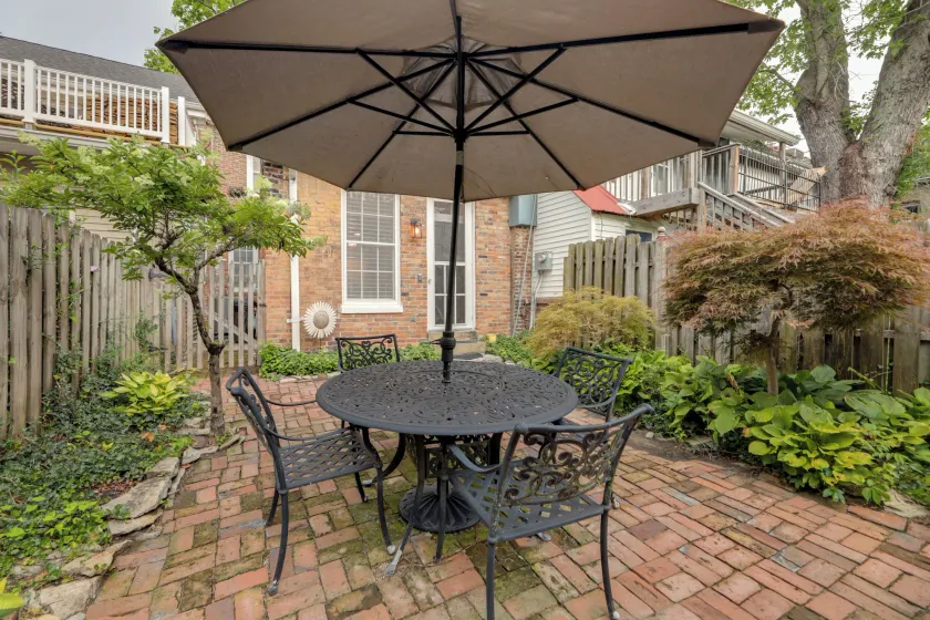 Riverfront Studio w/ Private Patio & Garden! - Innvendig