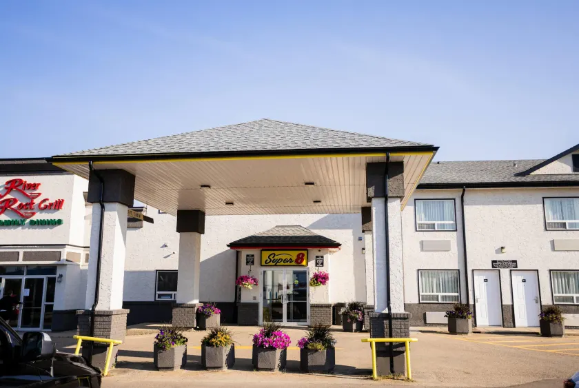 Super 8 by Wyndham Drayton Valley - Image 1