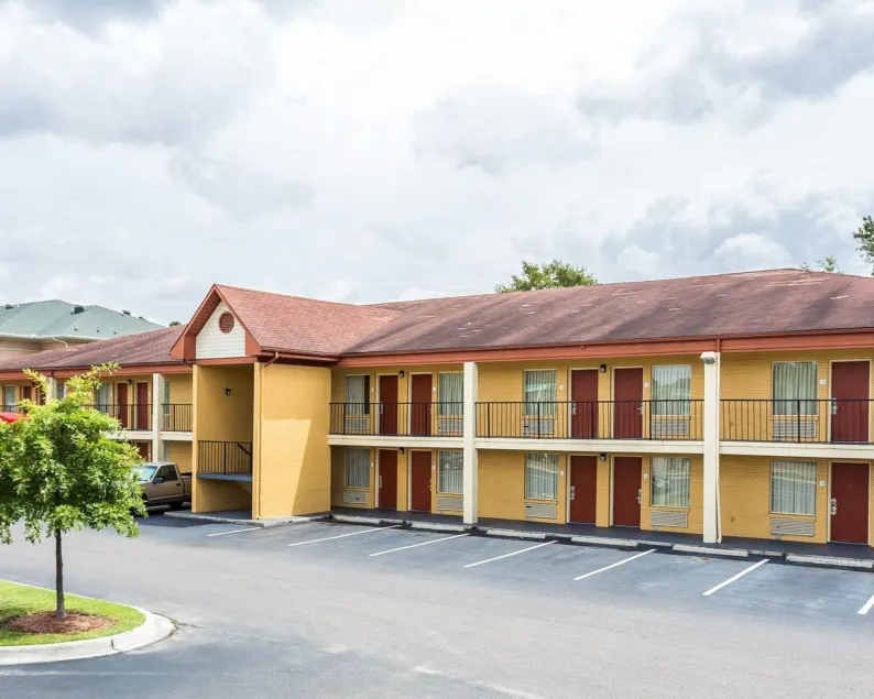Econo Lodge Coliseum - Image 1