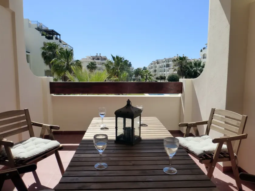 Beautiful 2 bedroom 2 bathroom apartment with pool - Image 1