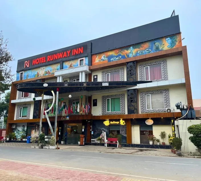 Hotel Runway Inn - Image 1