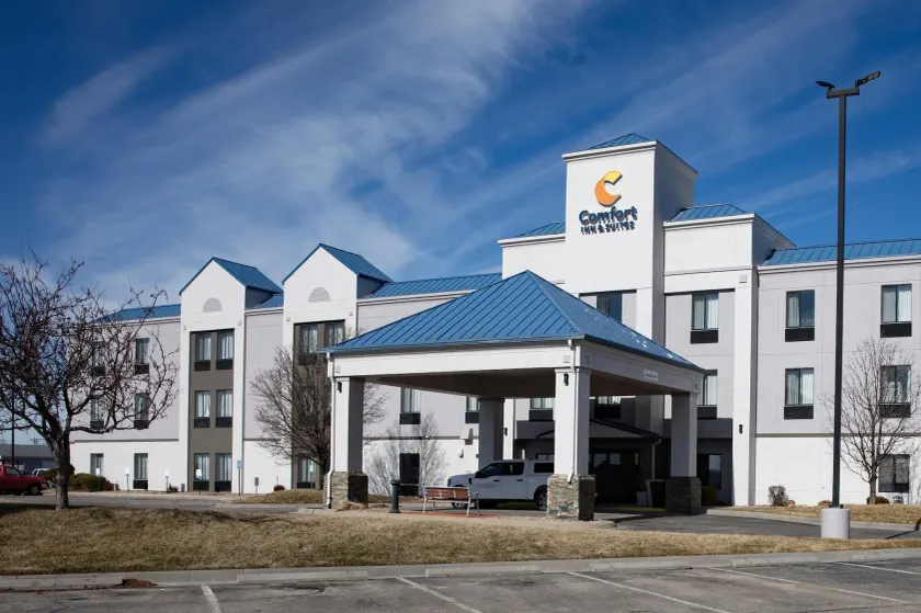 Comfort Inn & Suites Hutchinson - Image 1