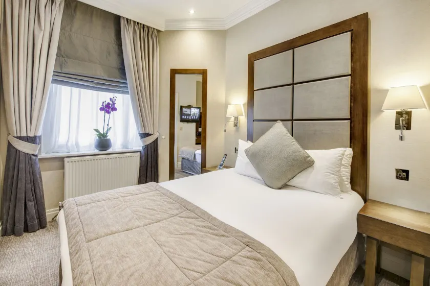 Gem Langham Court Hotel - Image 1