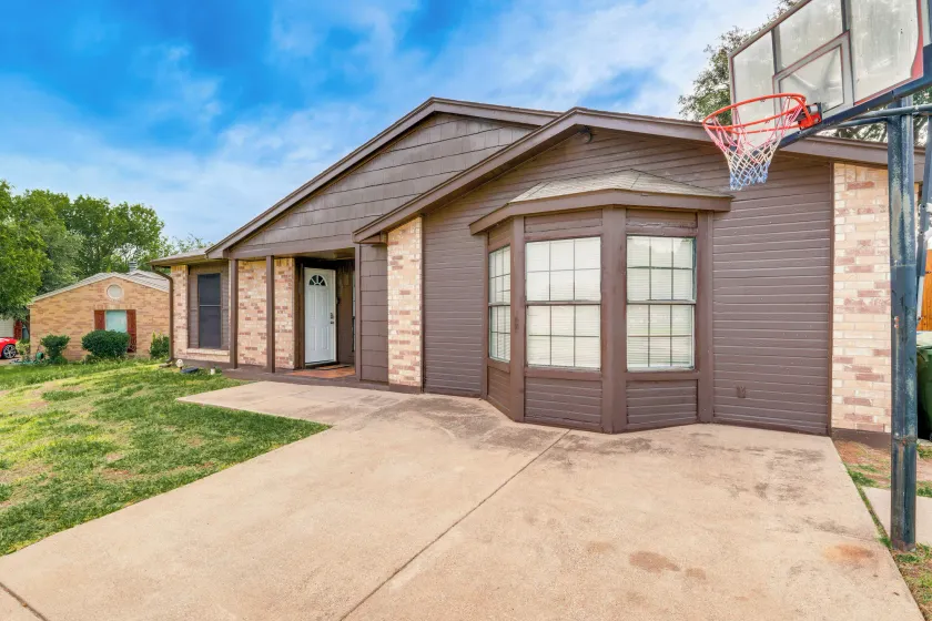 Game Room & Patio: Family Home in The Colony! - Image 1