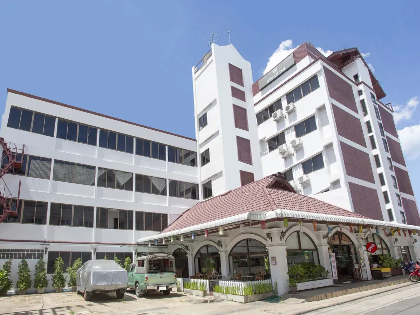 Super OYO 1096 Winner Inn Hotel - Image 1