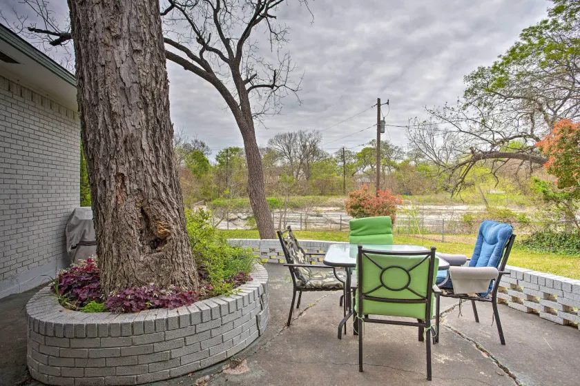 8 Mi to Lake Ray Hubbard: Creekside Garland Home - Image 1