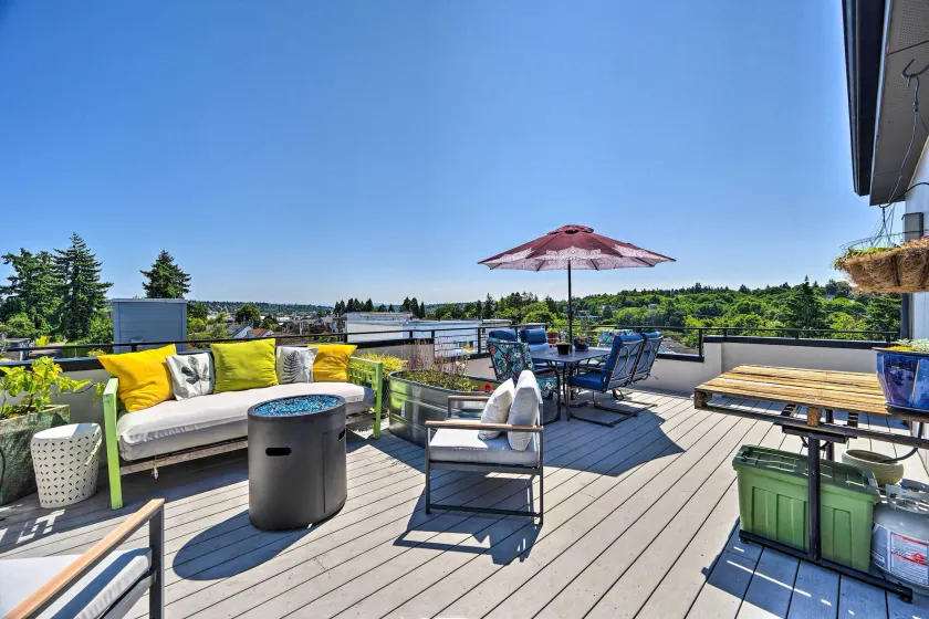 Canal & Mtn Views: Pet-friendly Seattle Retreat - Image 1