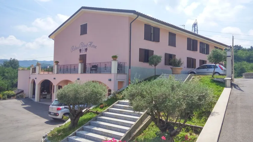 Relais Black Horse - Image 1