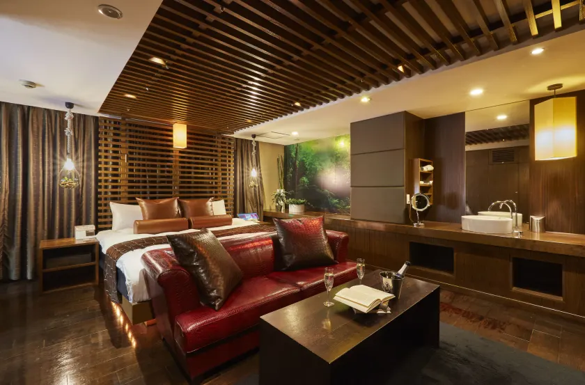 HOTEL LOVE - Image 1