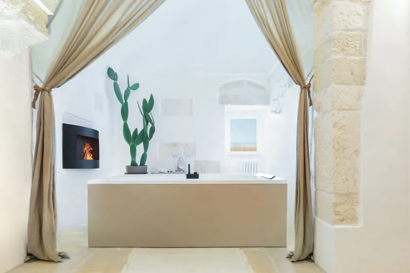 BELLE HOME OSTUNI vasca vista mare - Image 1