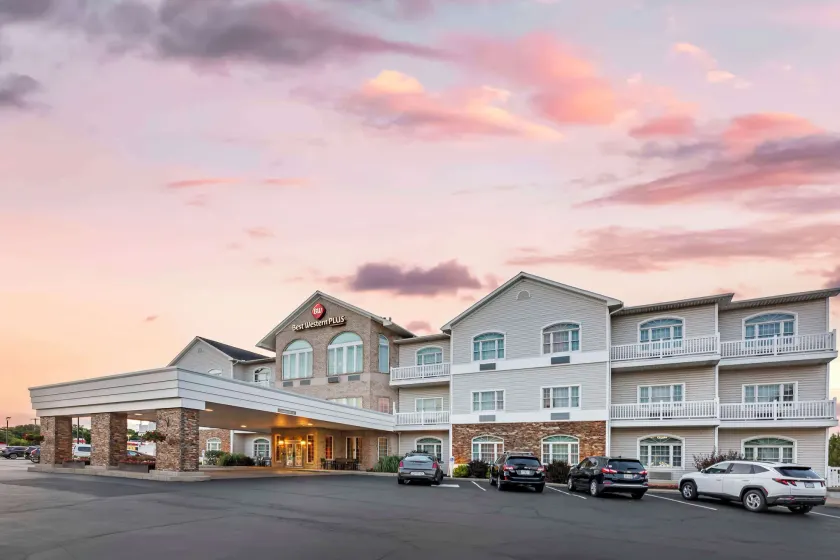 Best Western Plus Dutch Haus Inn and Suites - Image 1