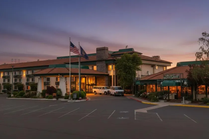 Rogue Regency Inn Medford Airport - Image 1