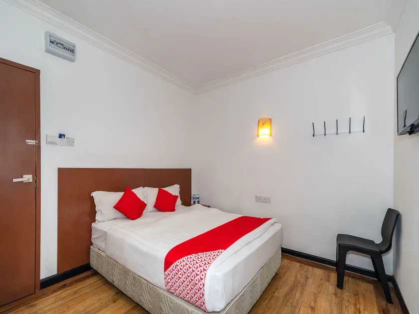 Switz Paradise Hotel - 5 minute walk to Centre Point and 10 minute walk to waterfront- - Image 1