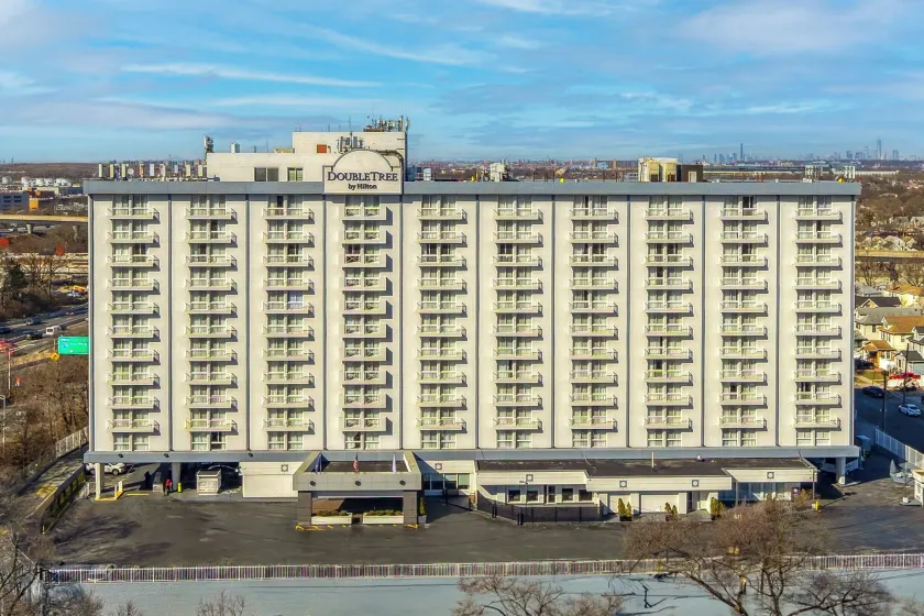 Radisson Hotel JFK Airport - Image 1