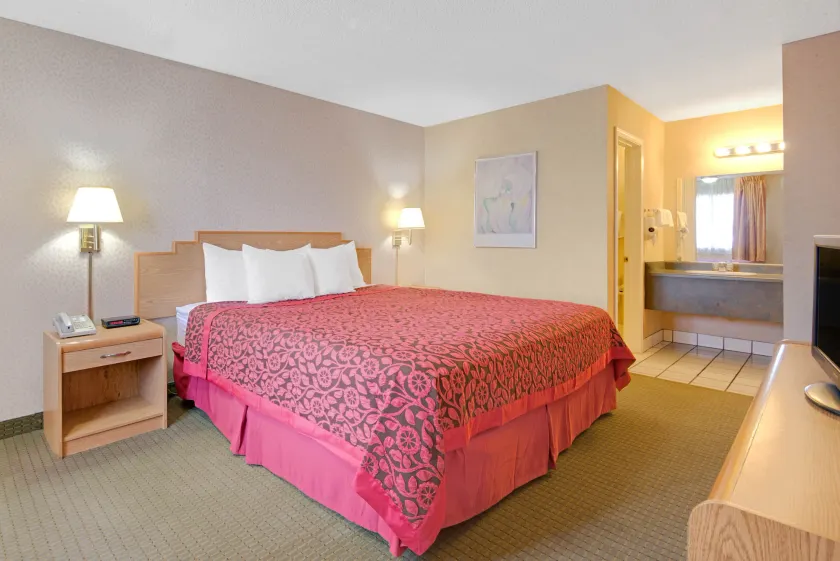 Tree Inn & Suites Albuquerque. - Image 1