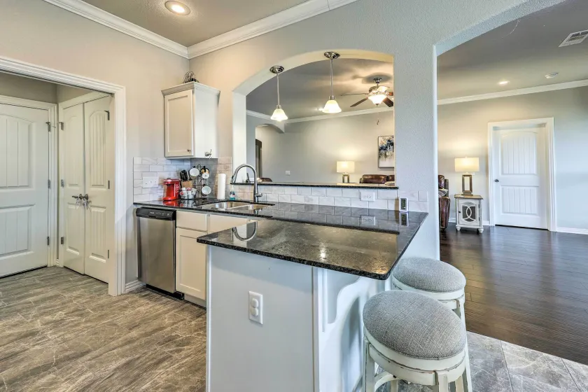 Fayetteville Home: Near University & Biking Trails - Interiör