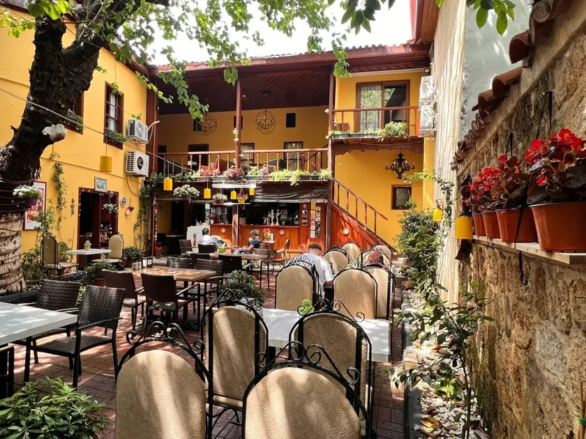Tarihi Sarı Konak - Image 1
