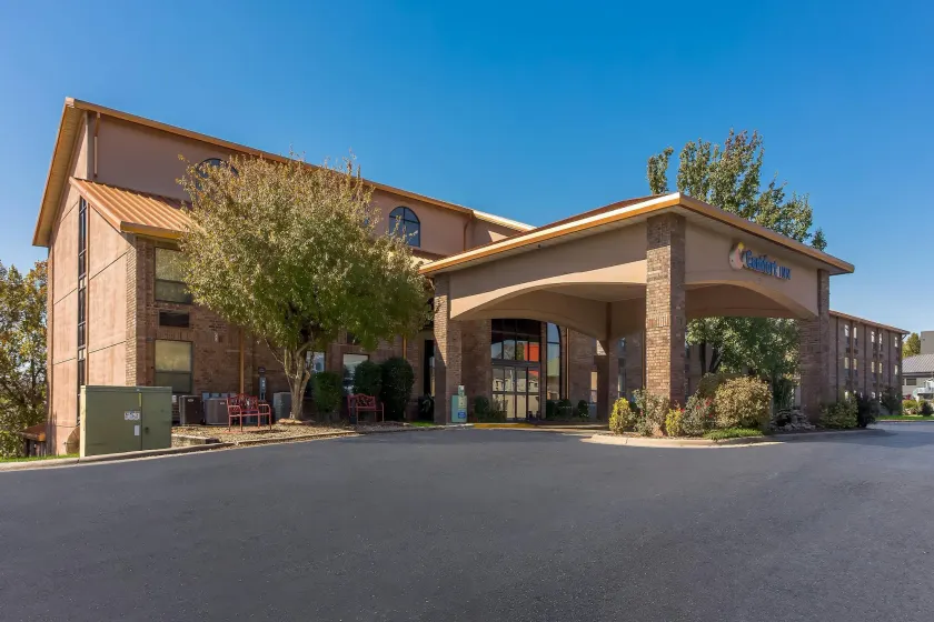 Comfort Inn at Thousand Hills - Image 1