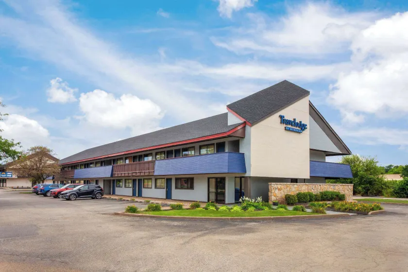 Travelodge by Wyndham Peoria - Image 1