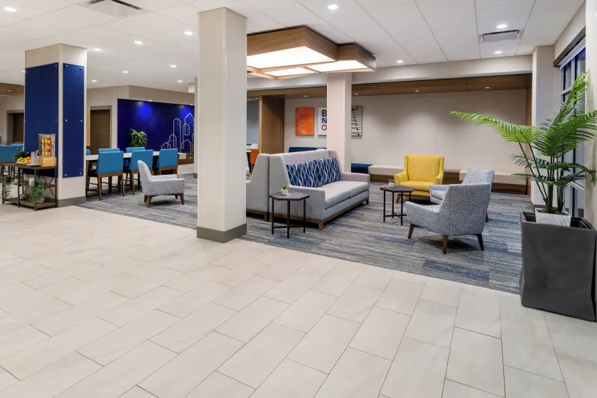 Holiday Inn Express & Suites Benson by IHG - Siddeområde i lobbyen