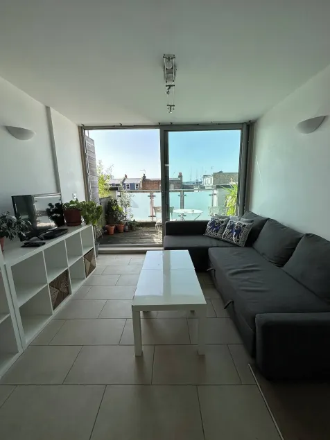 Bright And Airy Islington Apartment - Image 1