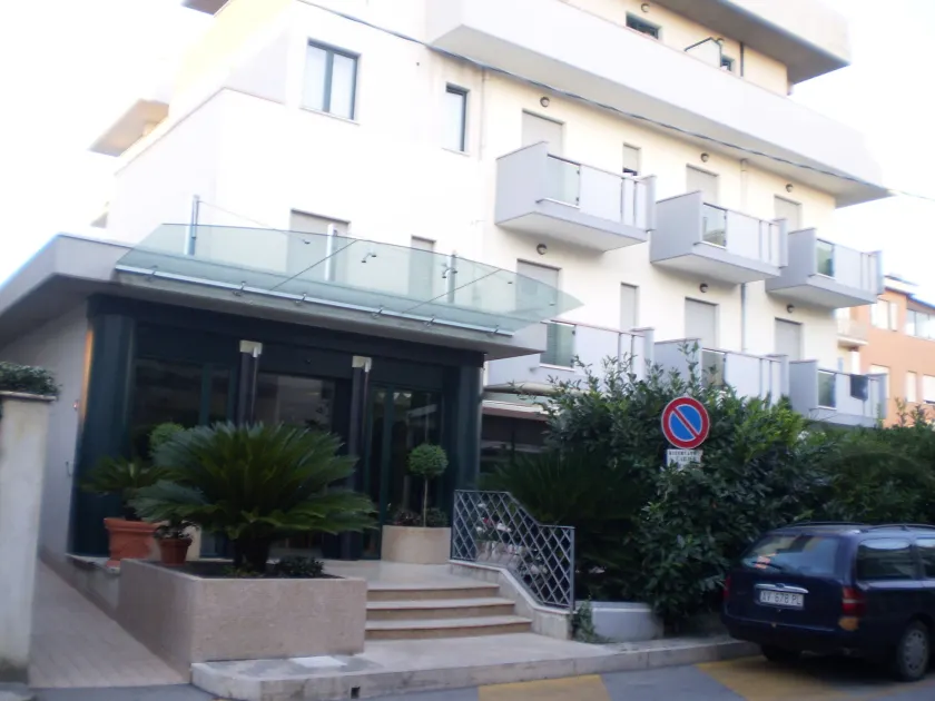 Hotel La Perla - Image 1