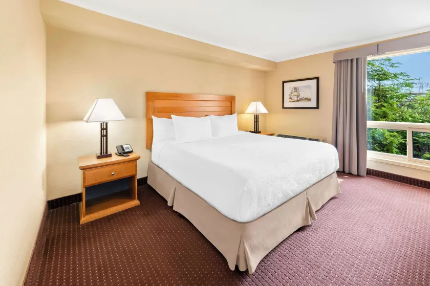 Best Western Plus NorWester Hotel & Conference Centre - Image 1