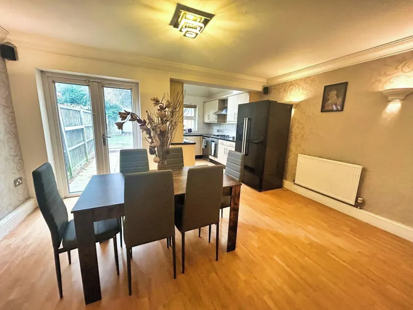 3 Bed Town House - Sleeps 5 - Ensuite - Off Street Parking - Pets Welcome - Wifi - Image 1