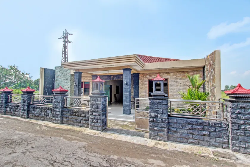 OYO 91353 Hotel Surya Andesa - Image 1