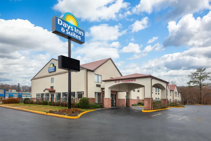 Days Inn & Suites by Wyndham Seaford - Image 1
