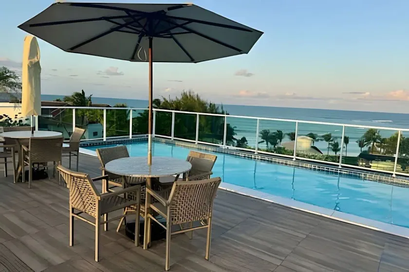 Flat com piscina privativa a 30 metros da praia - Image 1