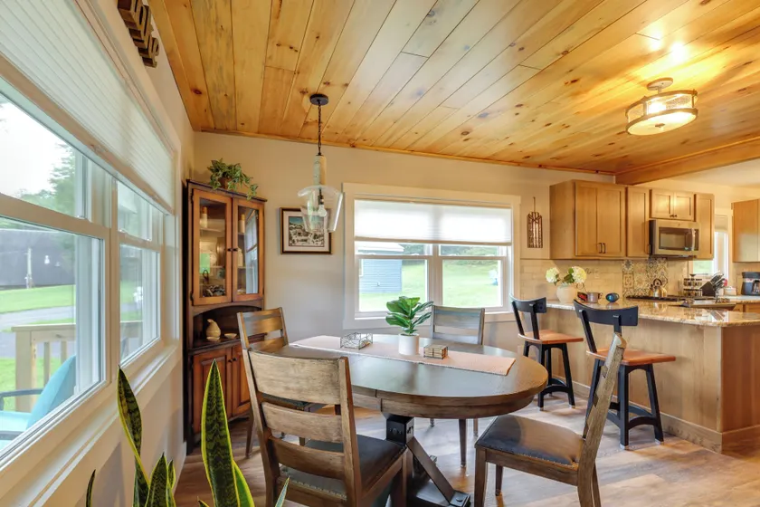Waterfront Haven Bi-level Lakefront Deck/game Cntr - Interni