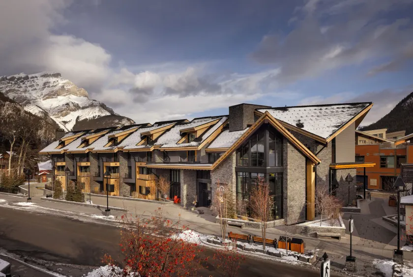 Peaks Hotel and Suites - Image 1