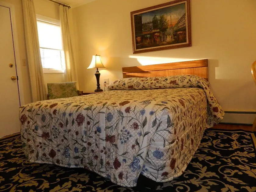 Twin Oaks Motel - Image 1