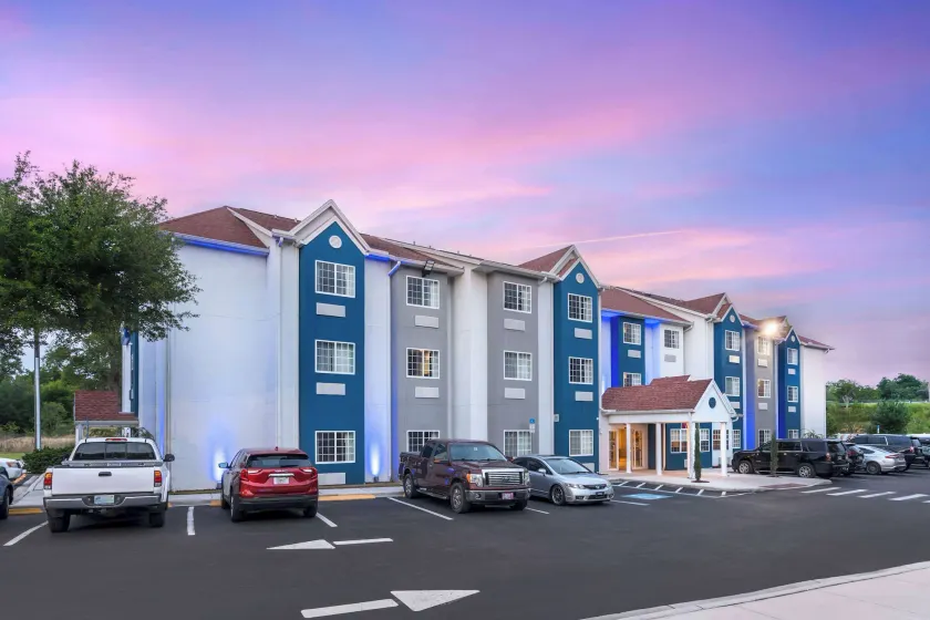 Microtel Inn & Suites by Wyndham Brooksville - Image 1