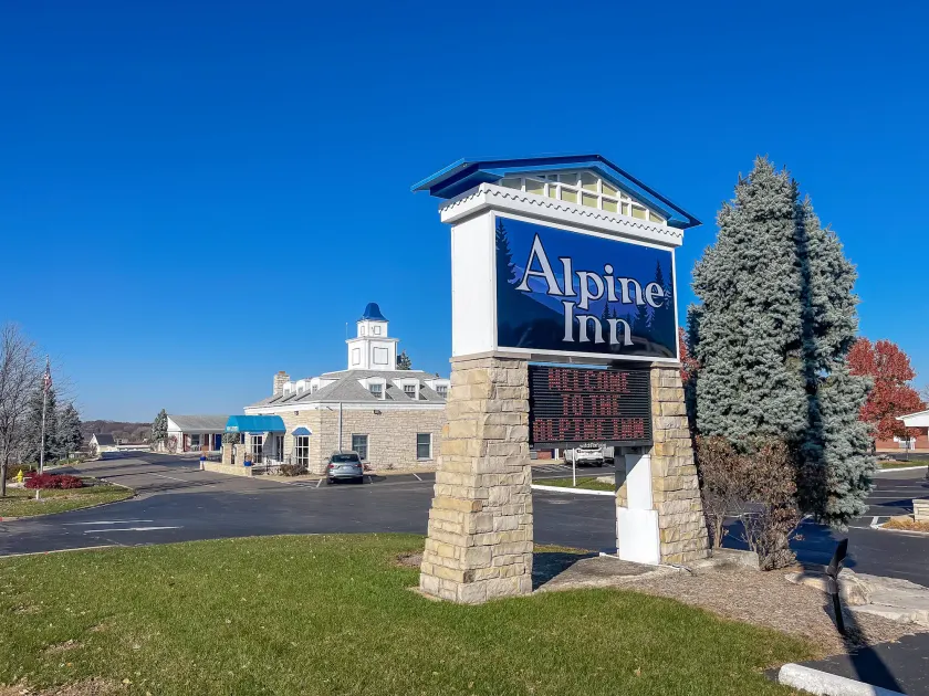 Alpine Inn & Suites Rockford - Image 1