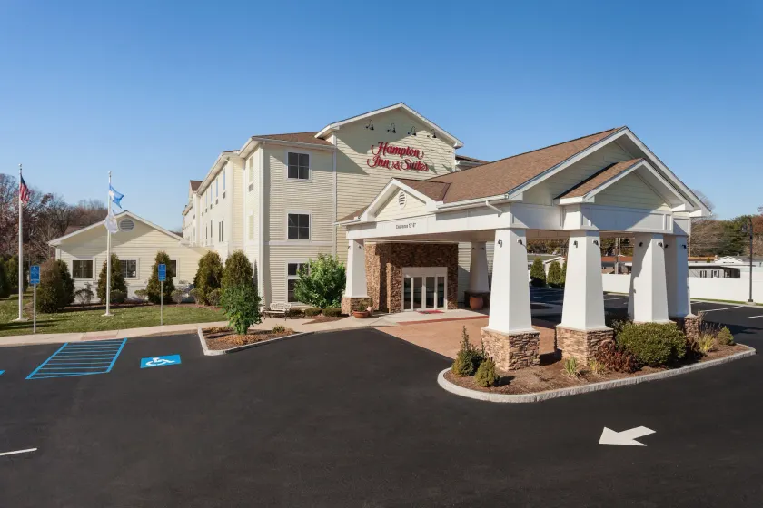 Hampton Inn & Suites Mystic - Image 1