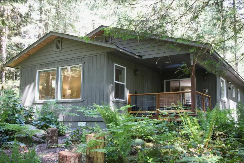 Glacier Springs Cabin - Wood Stove, Hot Tub, Wifi, Sleeps 8 - Image 1