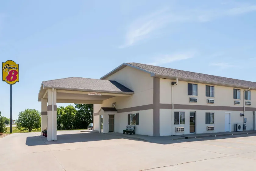 Super 8 By Wyndham Beloit - Image 1