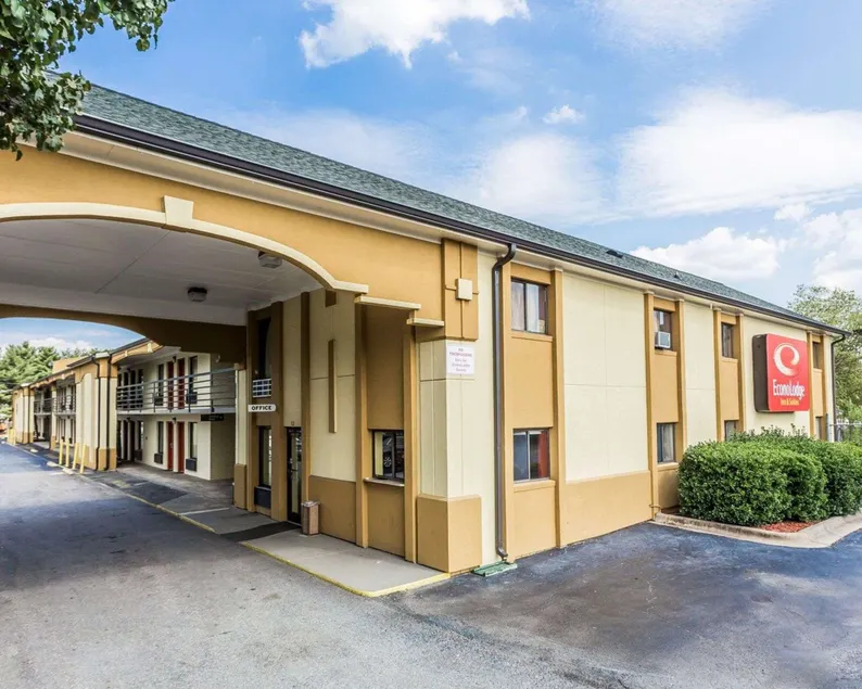 Econo Lodge Inn & Suites Matthews - Charlotte - Image 1