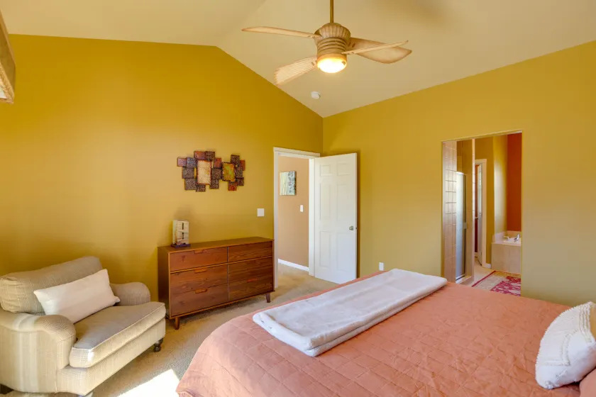 Canal-front Bend Vacation Rental w/ Hot Tub! - Rum