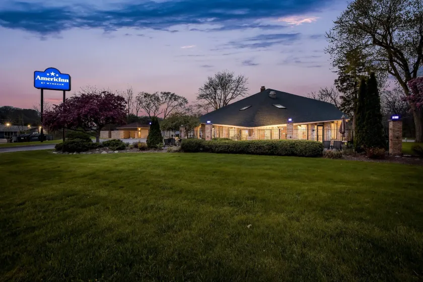 AmericInn by Wyndham Delafield-Milwaukee - Image 1