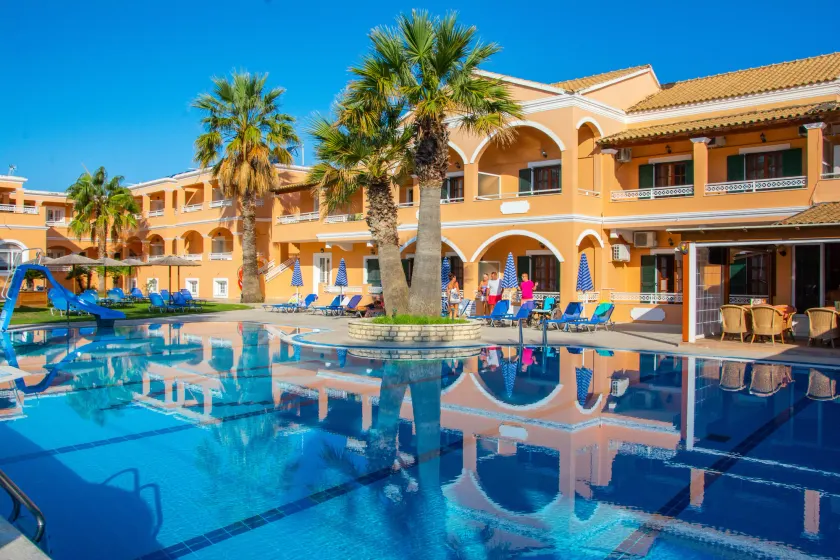 Lagoon Hotel & Apartments - Image 1